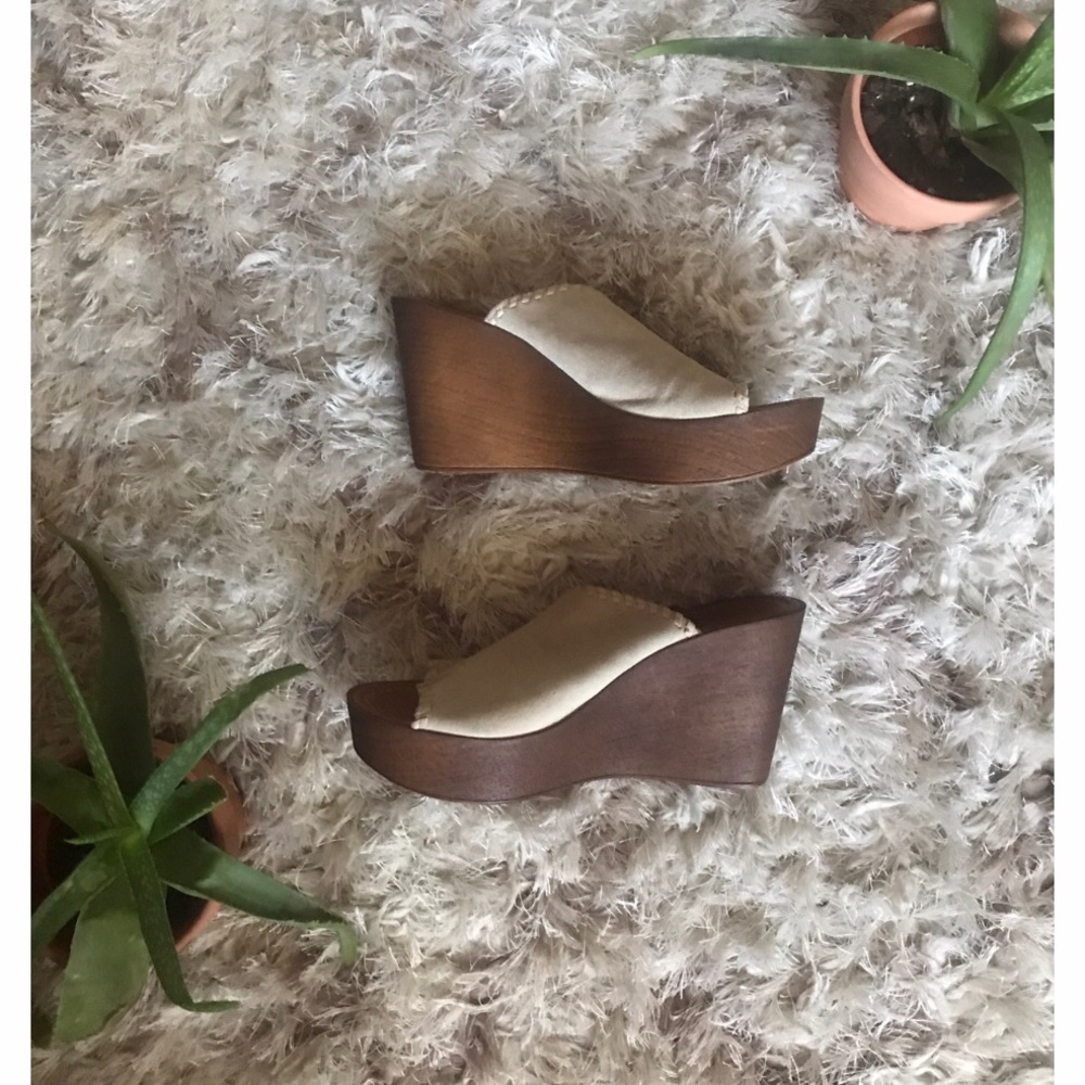 Sold/Tan Mules